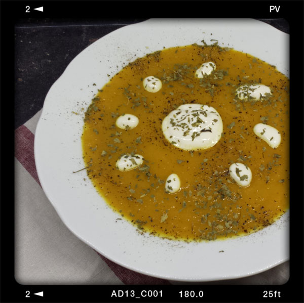 Karotten-Ingwer-Suppe aus dem Kochbuch "Vegan: Tut gut, schmeckt gut" von Jérôme Eckmeier