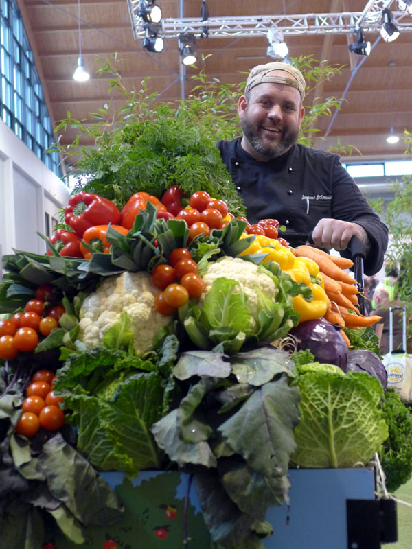 Jérôme Eckmeier mit einem Einkaufswagen voller Gemüse