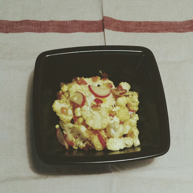 Radieschen-Blumenkohlsalat mit Curry aus: Josita Hartanto "Vegan Genial"