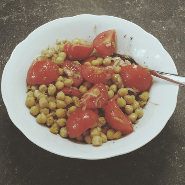 Tomatensalat mit Kichererbsen aus "Vegan für Faule" von Martin Kintrup, GU Verlag