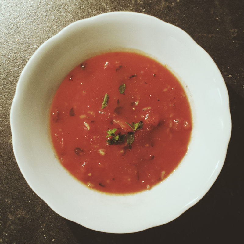 Tomatensuppe mit Reis, Rezept aus: Kirsten M. Mulach "Das vegane Kochbuch meiner Oma"